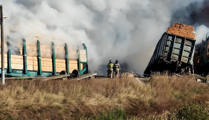 В Смоленской области с рельсов сошли 18 вагонов с ГСМ – начался пожар