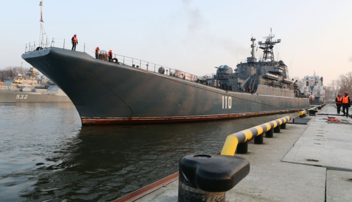 Российский десантный корабль обнаружили у Дании во время атаки дронов