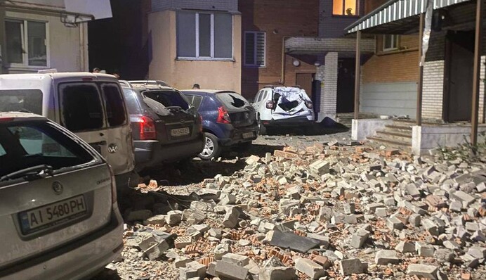 Ворог атакував Київську область: пошкоджені житлова інфраструктура та підприємство, є постраждалі