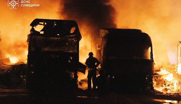 У Сумах під час атаки дронів загорілися вантажівки