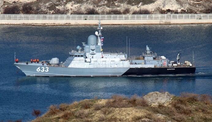 Ракетный корабль РФ «Вышний Волочек» столкнулся с танкером в Азовском море