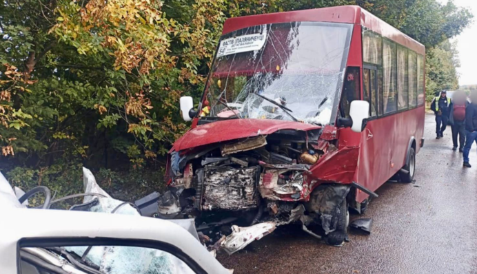 ДТП с маршруткой под Киевом: погиб мужчина, среди травмированных — дети