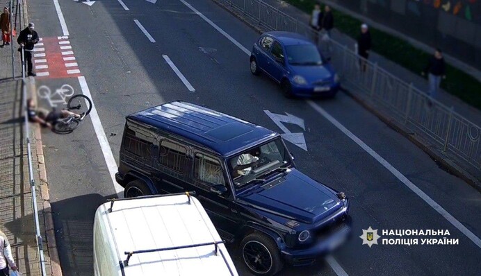 В Киеве водитель Mercedes избил велосипедиста из-за замечаний о остановке на велодорожке