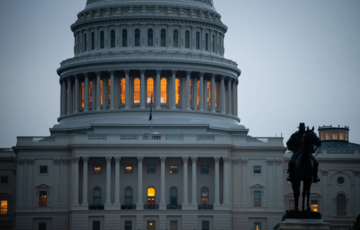 В США началась приостановка работы правительства после провала финансирования в Конгрессе