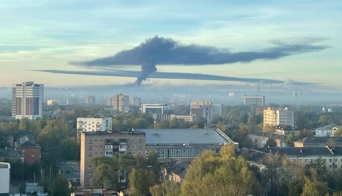 В російському Ярославлі палає НПЗ через "техногенні причини"