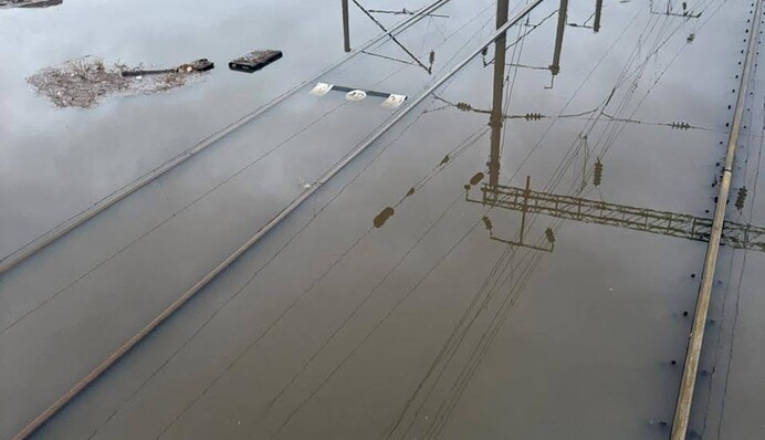 Несмотря на непогоду, пассажирские поезда продолжают движение в Одессу и из города