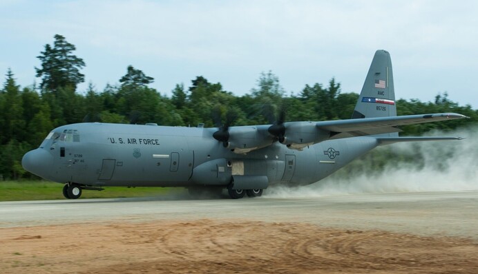 У Німеччині невідомі обстріляли піротехнікою літак Бундесверу – ЗМІ