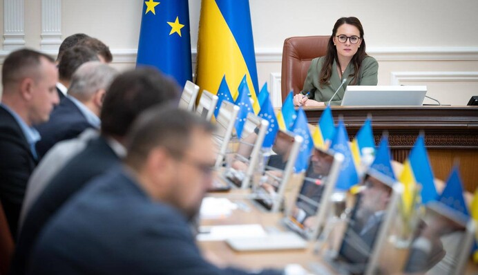 Кабмін підвищив виплати прийомним батькам та батькам-вихователям