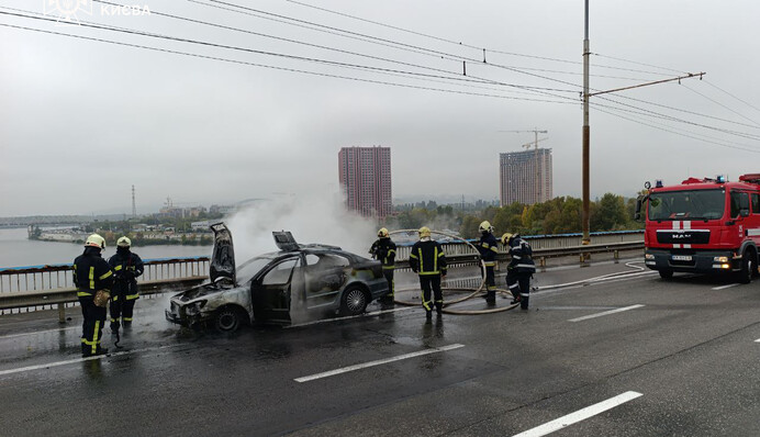На мосту в Киеве горел легковой автомобиль – пожар ликвидировали