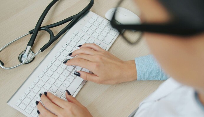 НСЗУ готовит новые электронные медицинские выводы для водительских удостоверений и усыновления