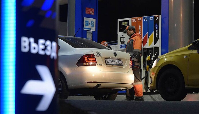 Дефицит бензина в Крыму: на полуострове начали продавать места в очередях к АЗС