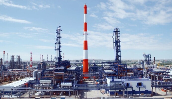 Нафтопереробний завод у Орську атакували далекобійні безпілотники СБУ