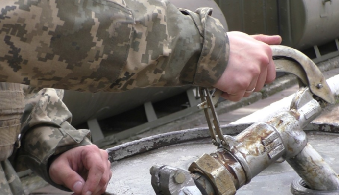 Заробляли на пальному: двоє працівників ДПСУ отримали підозри