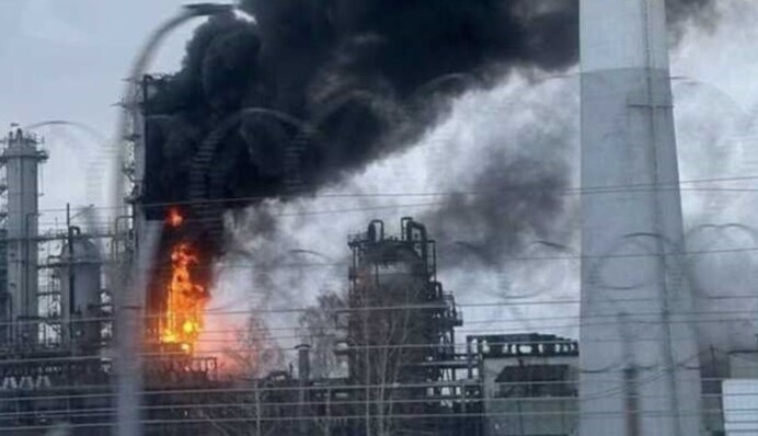 Дроны атаковали нефтеперерабатывающий завод в Ленинградской области РФ — пожар ликвидирован