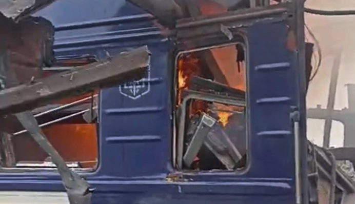 В Шостке россияне ударили по вокзалу и поезду, который ехал в Киев