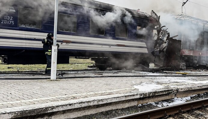 Через російський удар по вокзалу у Шостці загинула людина