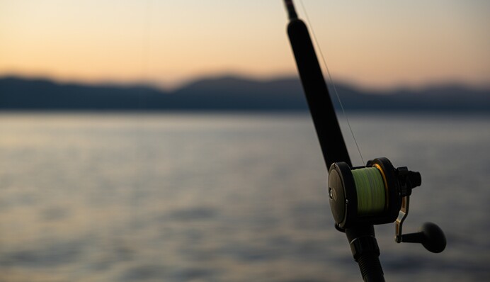 Россияне запустили дрон по лодке с рыбаками на Сумщине: есть погибший и раненый