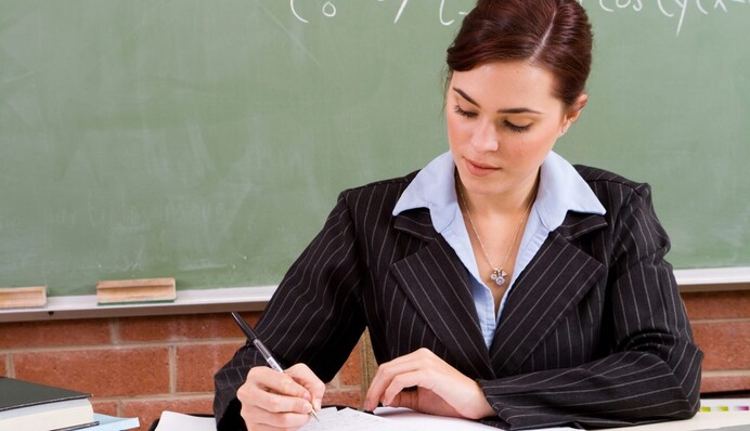 Вчителі на прифронтових територіях отримуватимуть збільшену щомісячну доплату - Свириденко