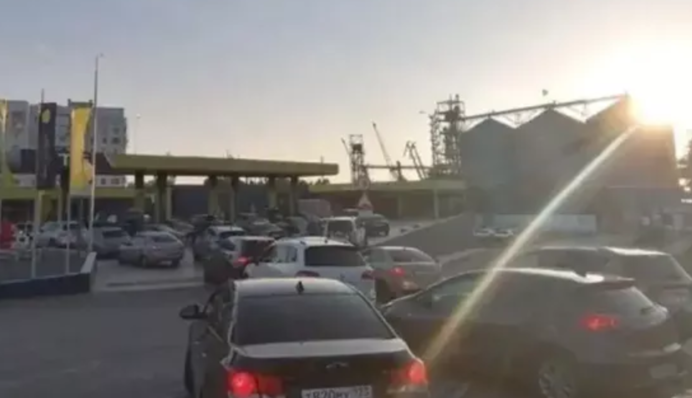 Атака по НПЗ в Оренбургской области РФ: в Орске возникли очереди на АЗС