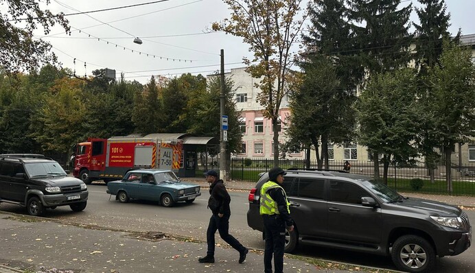 У Сумах росіяни атакували пологовий будинок – загорівся дах