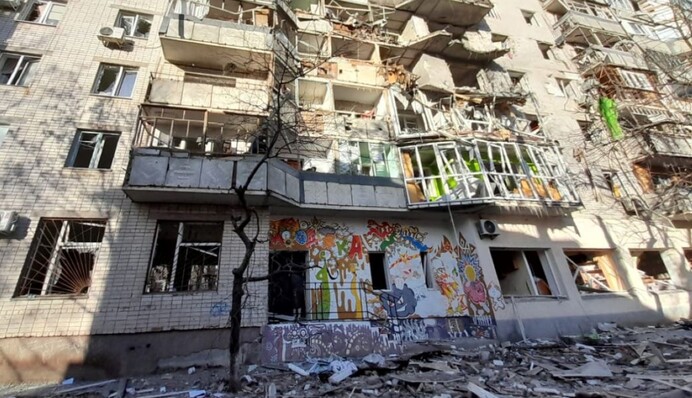 Росіяни вдарили по зупинці громадського транспорту в Херсоні: є загиблий і поранений