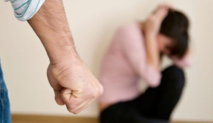 На Київщині повідомлено про підозру чоловіку, який довів падчерку до самогубства