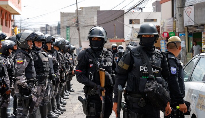 В Еквадорі 500 людей атакували авто президента