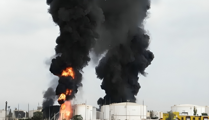 Феодосийский нефтеналивной терминал горит третью сутки после атаки ВСУ