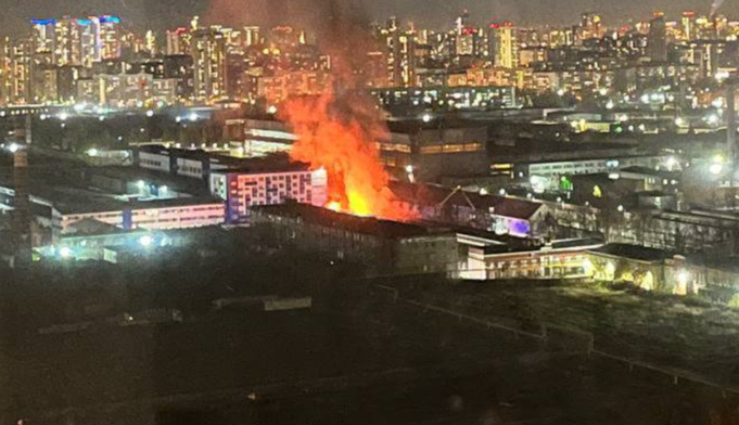 Горить турбінний завод: у Єкатеринбурзі спалахнула потужна пожежа