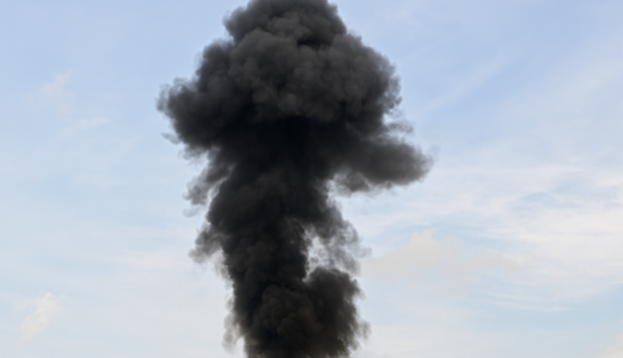 Удар РФ по НПЗ в Прилуках: городской совет предупреждает о значительном задымлении