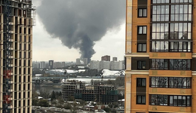 В Новосибирске горит склад завода, работающего для оборонной промышленности