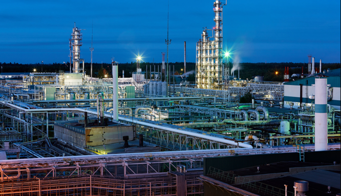 У Волгоградській області після атаки дронів палає газопереробний завод групи "Лукойл"