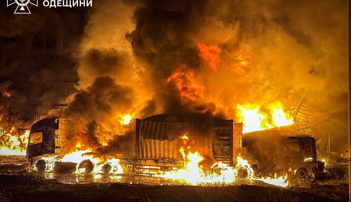 Масштабные пожары в Одесской области после удара дронов – горели жилые дома, АЗС и административное здание