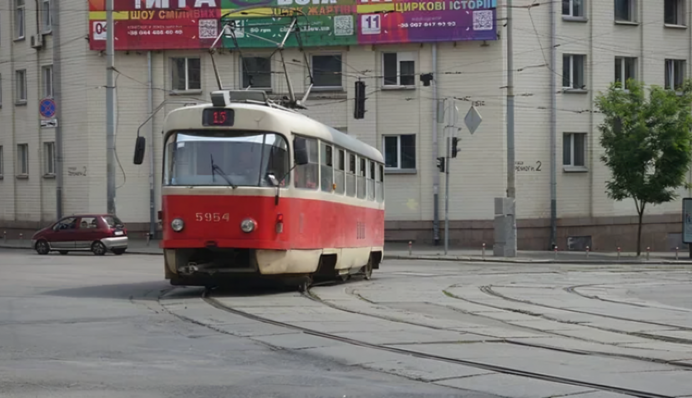 Київ через атаку РФ оновлює роботу громадського транспорту – як курсують метро, автобуси та електрички