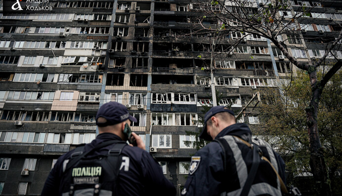 Пожар в многоэтажке на Печерске: горели квартиры на нескольких этажах – фоторепортаж