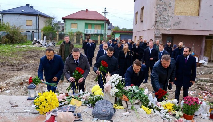 Міністр закордонних справ Польщі Сікорський відвідав місце російського удару під Львовом