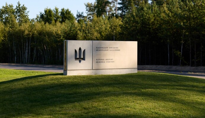 Уряд затвердив новий вигляд меморіальних табличок Національного військового кладовища