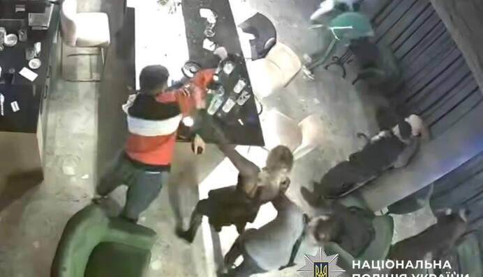 У Києві чоловік влаштував стрілянину в барі — сварка виникла через дівчину