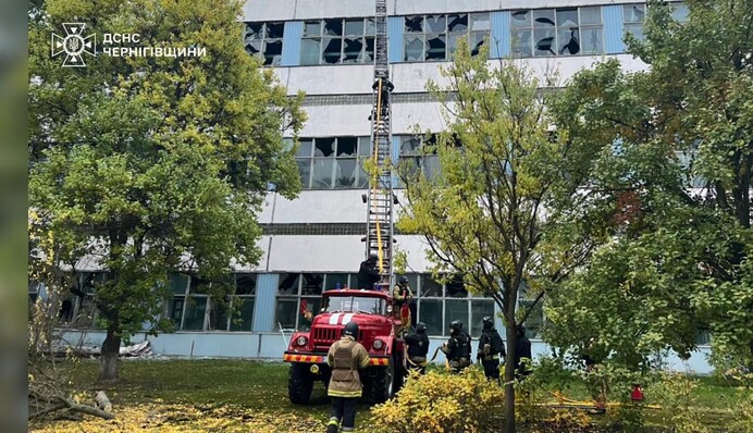 РФ вдарила по промисловому підприємству у Ніжині: сталась пожежа