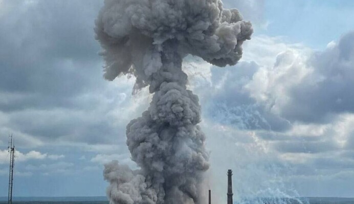 В окупованій Феодосії після атаки дронів спалахнула  масштабна пожежа на території нафтобази