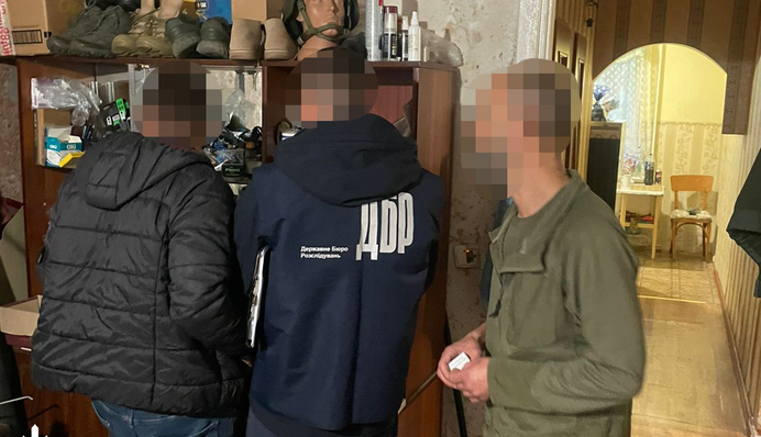 ГБР: Чиновник воинской части во Львовской области отправлял солдат класть брусчатку и вместо службы