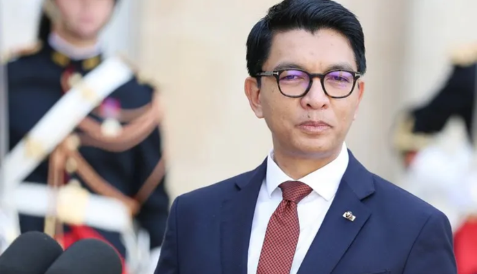 Через заколот і протести Франція евакуювала лідера Мадагаскару