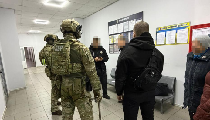 Покрывал наркобизнес на Киевщине: ГБР вручило подозрение правоохранителю