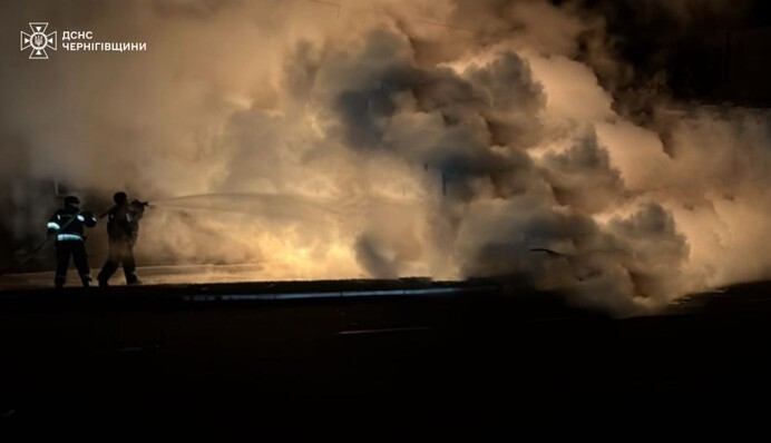 Внаслідок атаки ворога у Чернігові сталася пожежа на об'єкті цивільної інфраструктури
