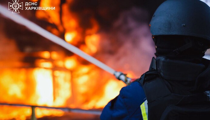 Российские войска дронами и ракетами атаковали инфраструктуру Харьковской области, в нескольких районах бушевали пожары