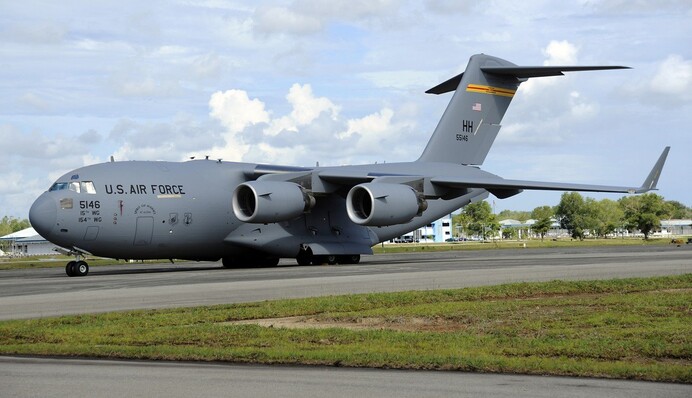 Самолет руководителя Пентагона совершил экстренную посадку в Британии