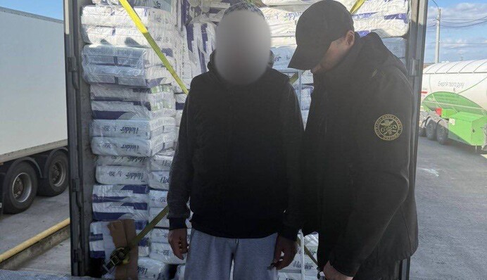 На Буковині митники виявили чоловіка, який сховався серед підгузків у фурі