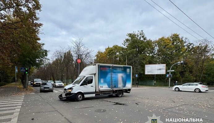 В Киеве произошла авария с грузовиком: пострадали дети