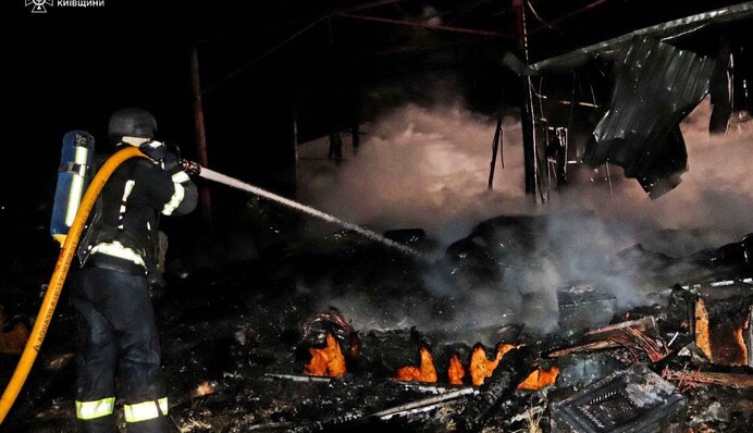 У Полтавському районі після падіння безпілотника спалахнула пожежа на складі