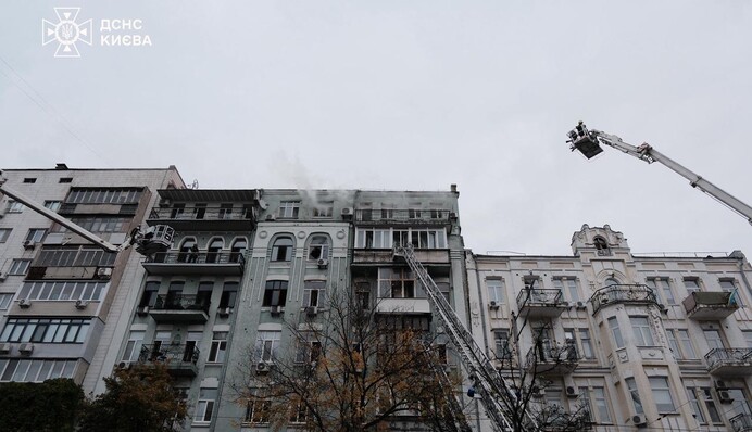 У Києві понад 100 рятувальників гасять масштабну пожежу у квартирі на Печерську